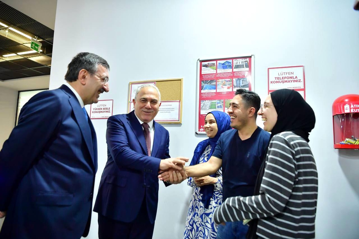 Cumhurbaşkanı Yardımcısı Cevdet Yılmaz, Fatih Merkez Kütüphanesi\'ni ziyaret etti