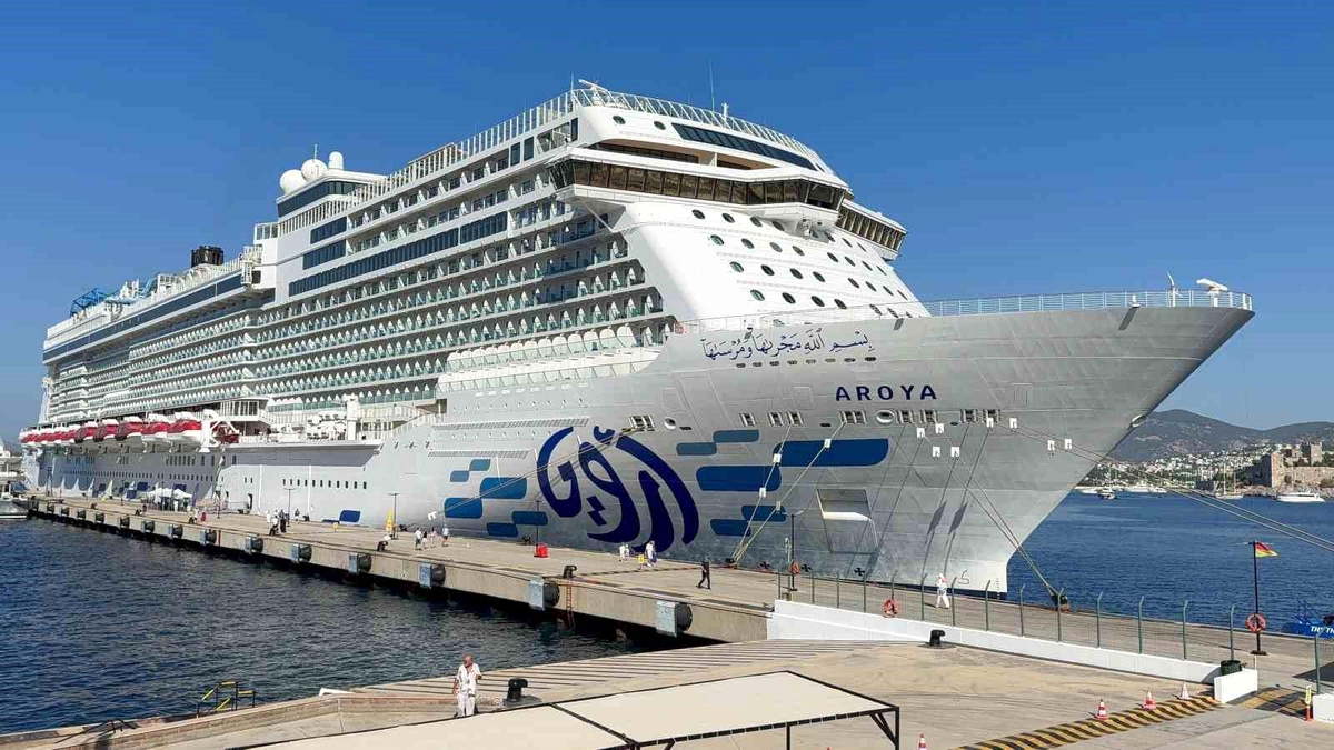 Aroya Gemisi Bodrum\'a Demirledi