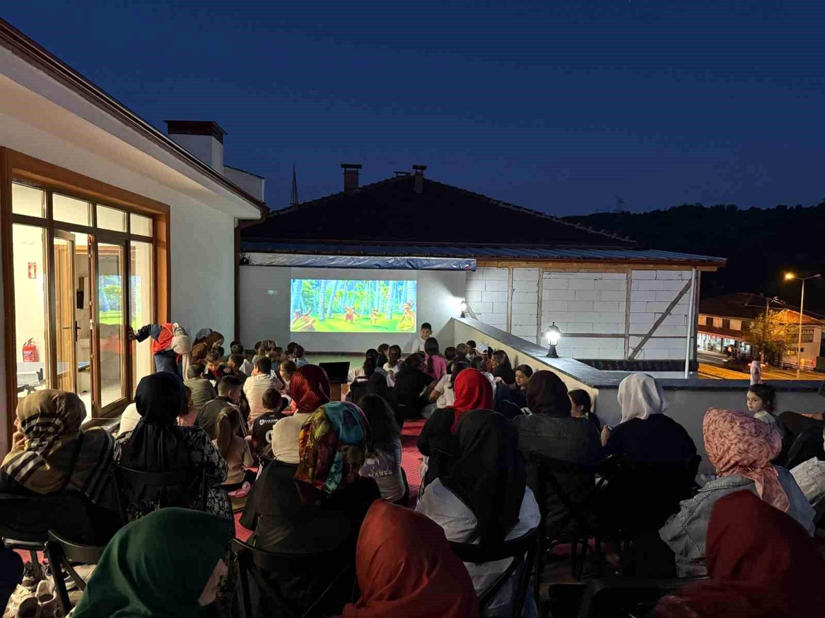 Düzce\'de Sinema Gecesi Coşkusu