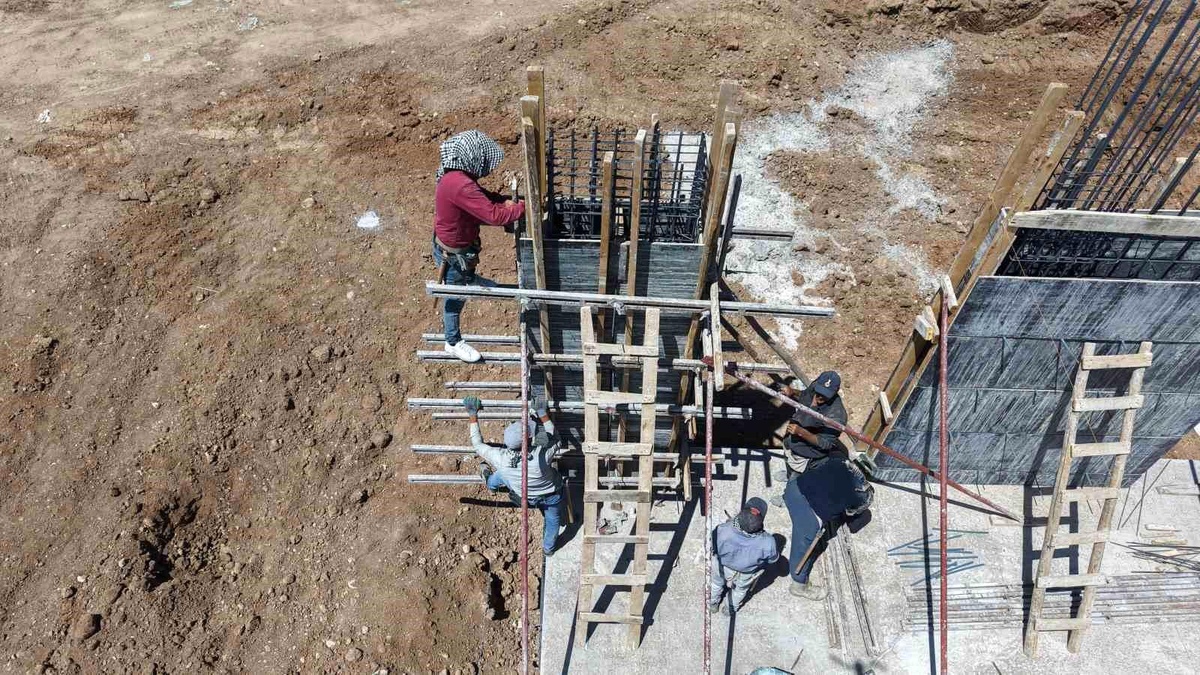 Elazığ\'da İnşaat İşçileri Sıcakla Mücadele Ediyor