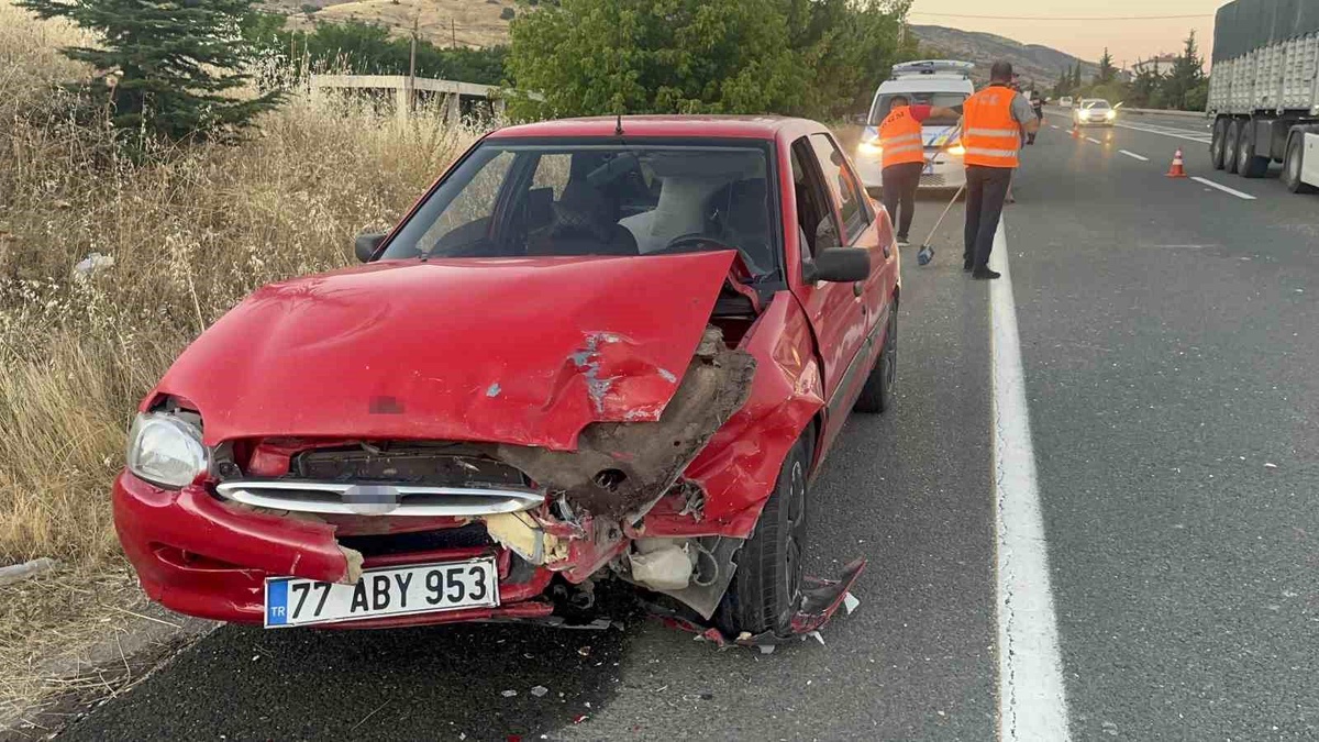 Elazığ\'da iki araç çarpıştı: 5 yaralı