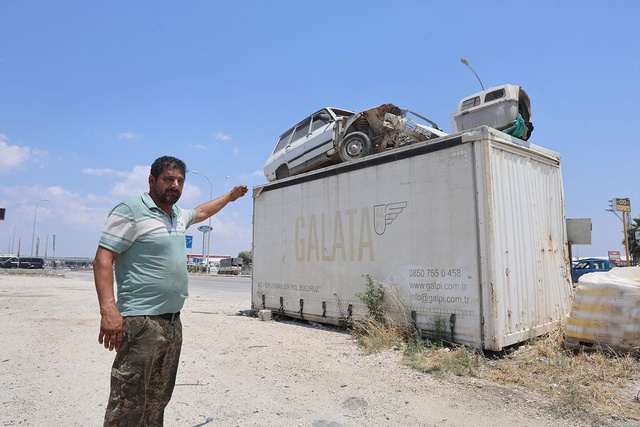Arkadaşının Toros'unu hırsızlardan koruyabilmek için forkliftle konteynerin üzerine koydu