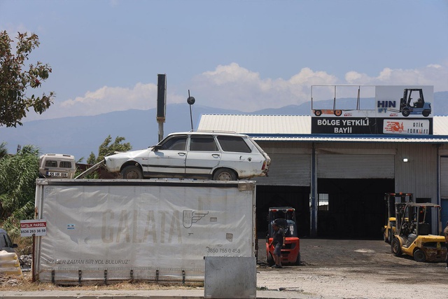 Arkadaşının Toros'unu hırsızlardan koruyabilmek için forkliftle konteynerin üzerine koydu