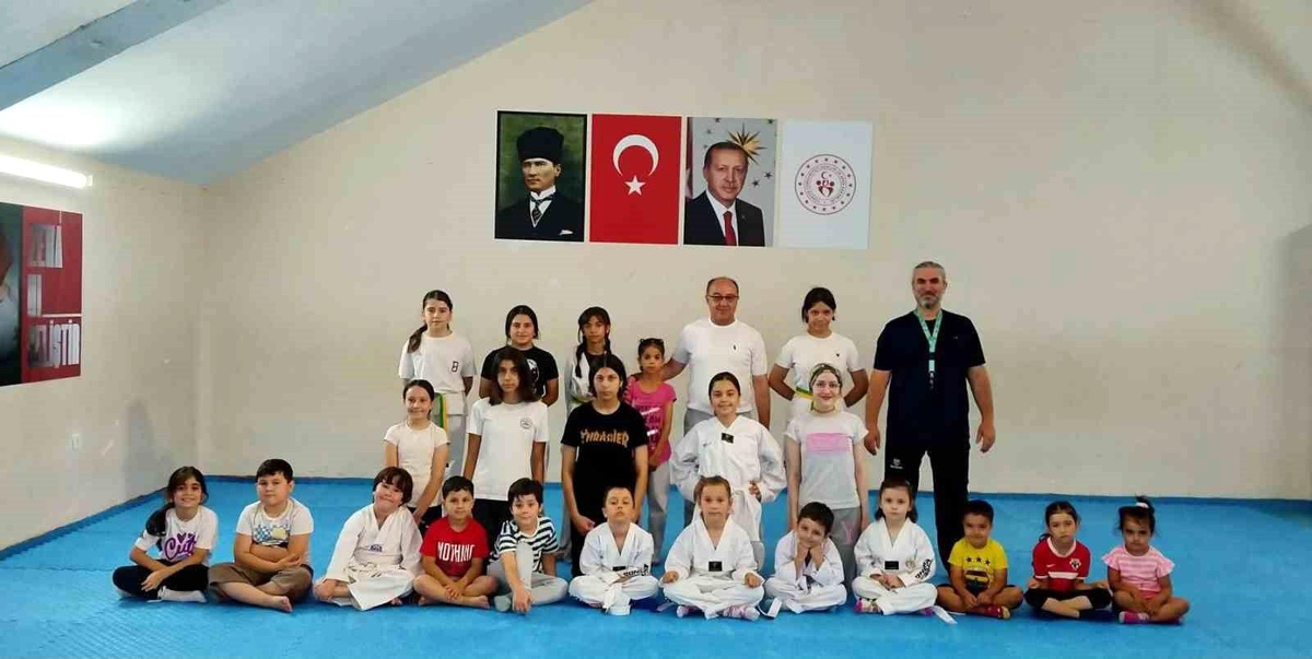 Eskişehir\'de Gençler Taekwondo ile Tatil Geçiriyor