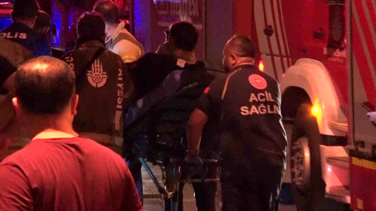 Fatih\'te Yangın: İtfaiye Erinin Yaralandığı Olay