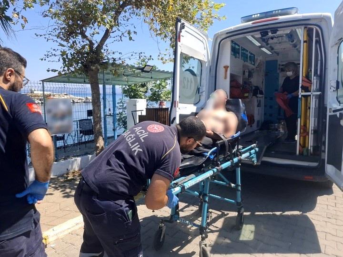Kuşadası\'nda Gezi Teknesinde Rahatsızlanan Şahıs Kurtarıldı