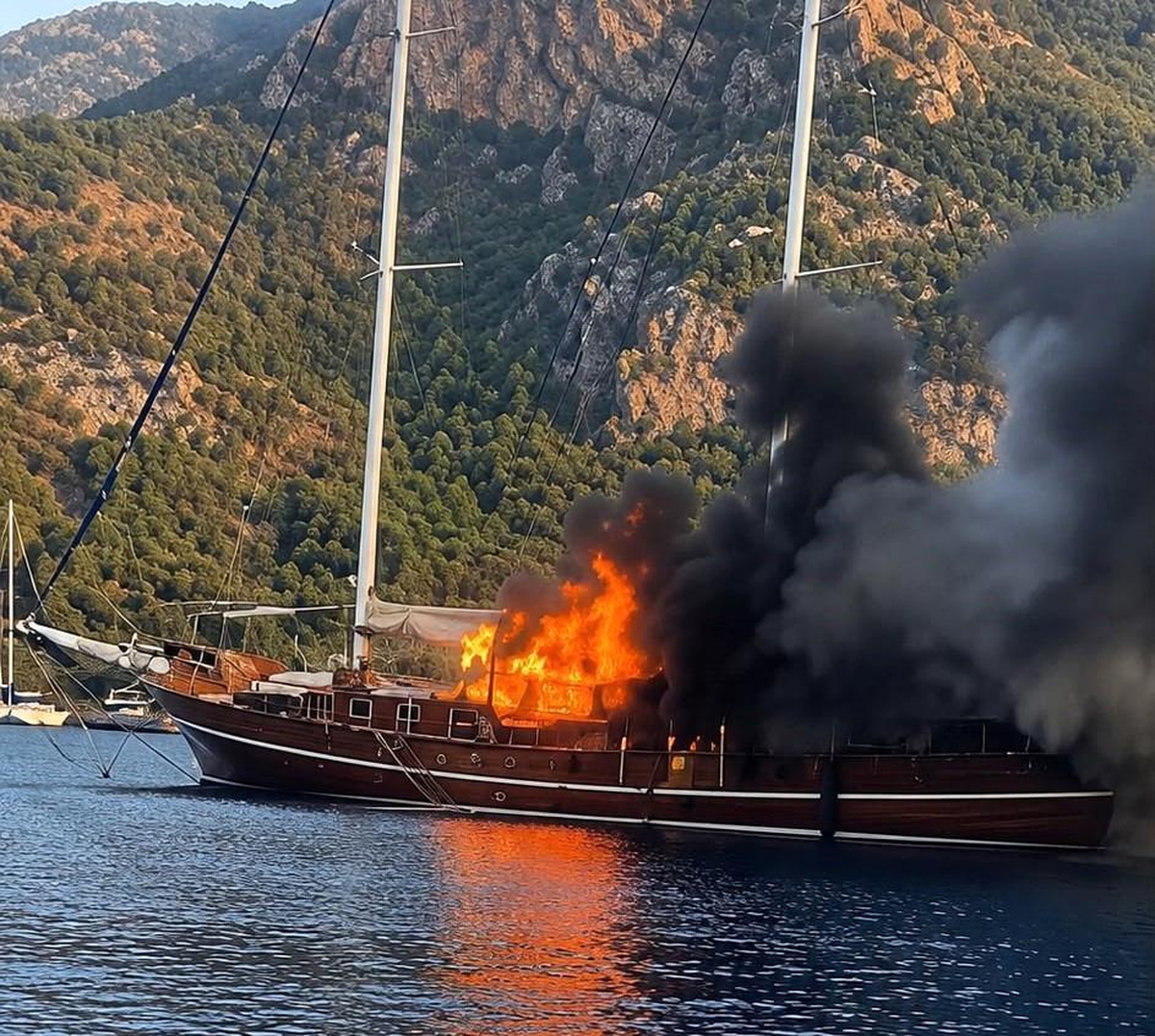 Göcek\'te Tekne Yangını: Prenses Alize Küle Döndü