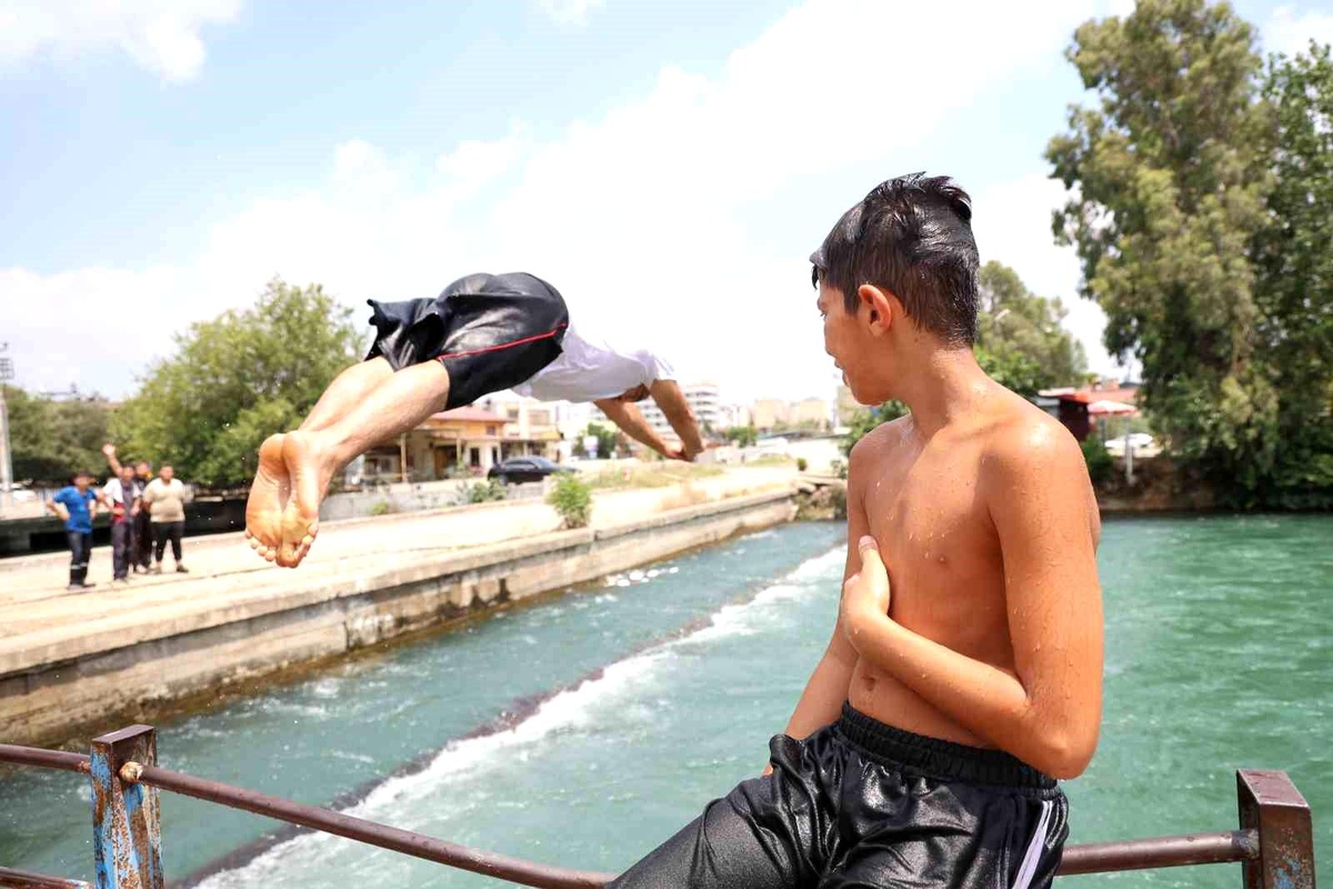 Adana Gençleri Sıcaklardan Sulama Kanalında Serinliyor
