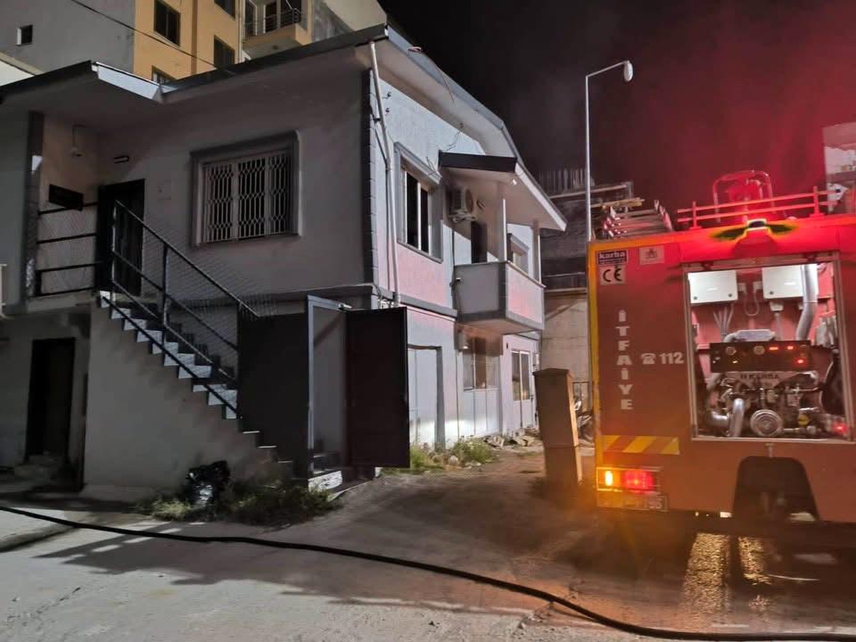 İskenderun\'da depo yangını hızla kontrol altına alındı