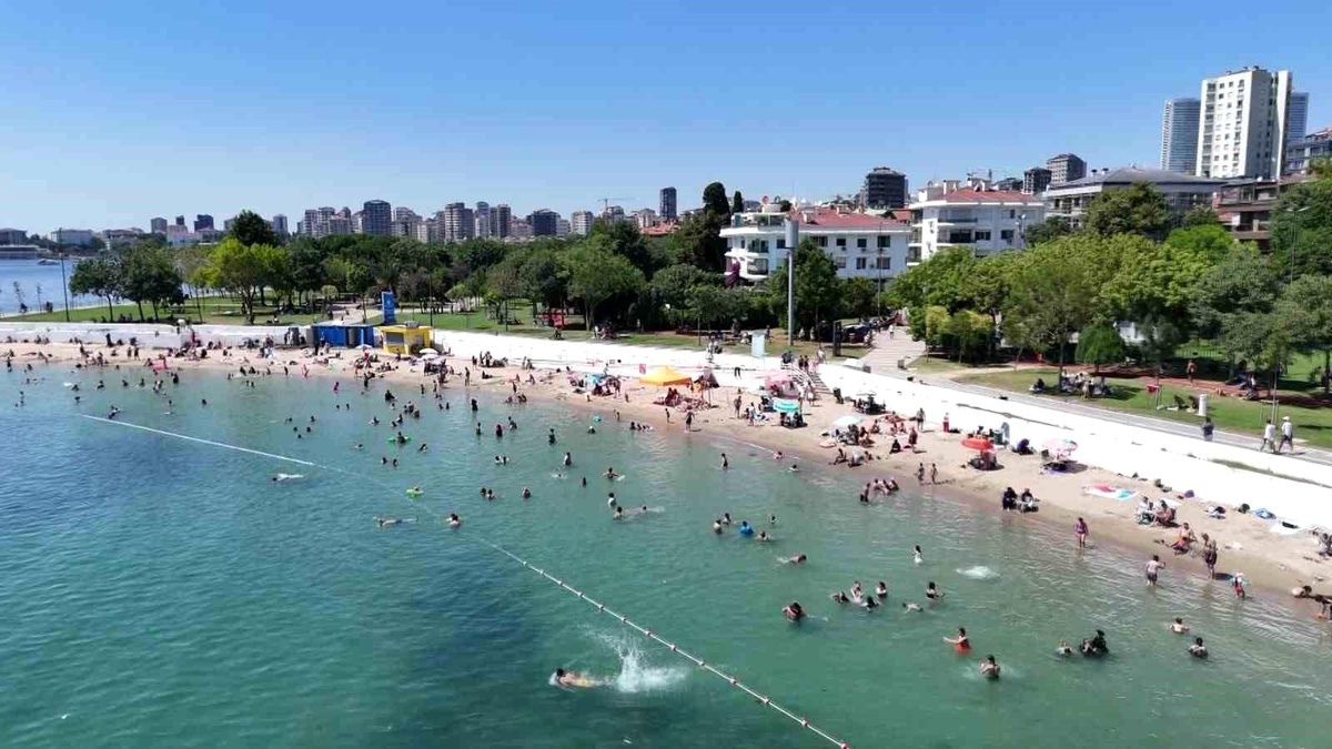 İstanbul\'da Sıcaklar Sahilleri Doldurdu