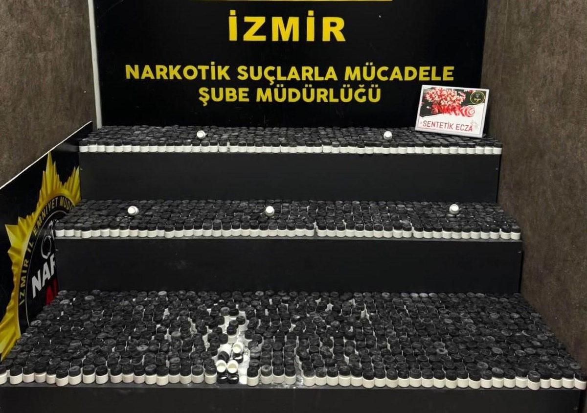 İzmir\'de Uyuşturucu Operasyonu: 29 Kilo Hap Hammaddesi Ele Geçirildi