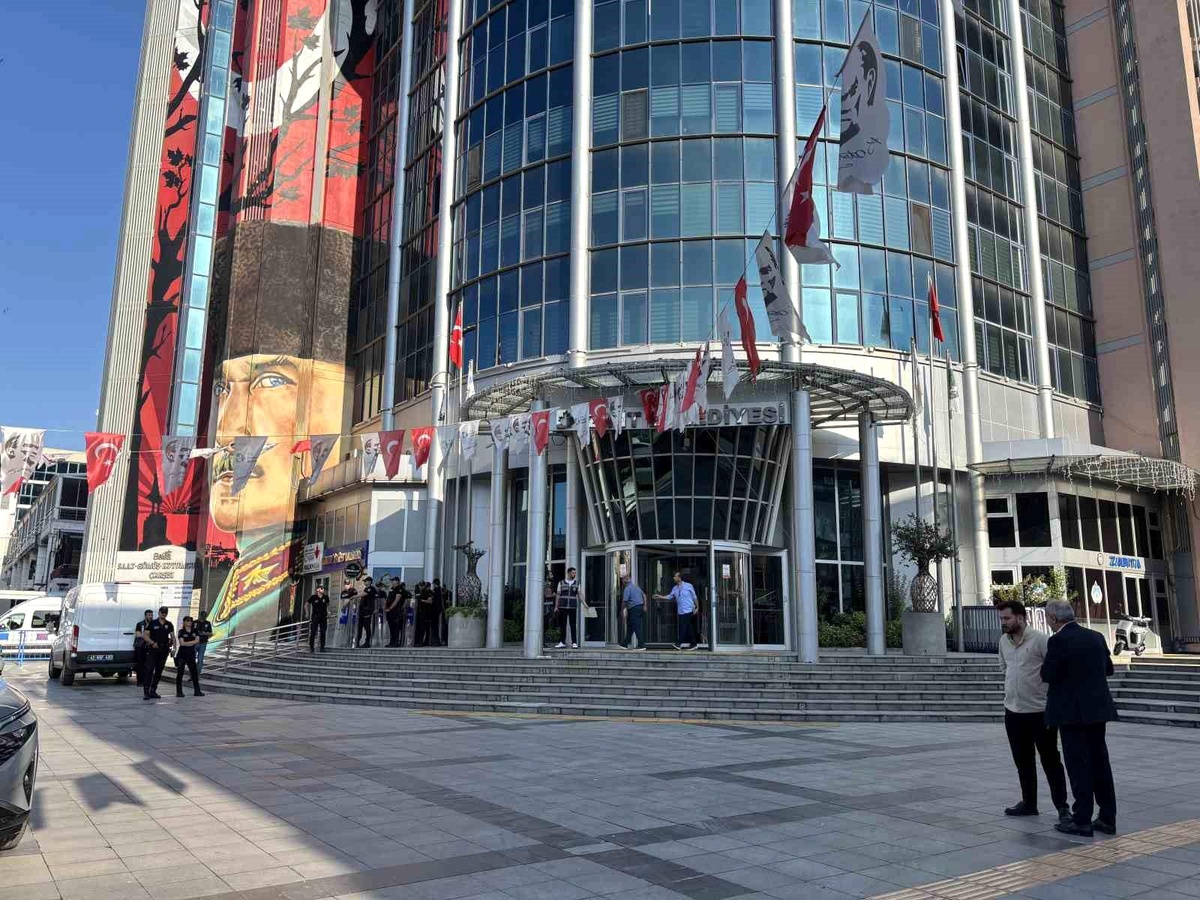 İzmit Belediye Başkanı Hürriyet ve eşi gözaltına alındı