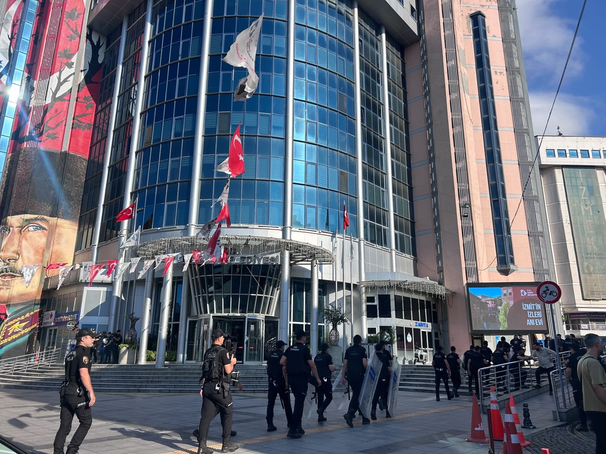 İzmit Belediyesi\'ne Operasyon: 31 Gözaltı
