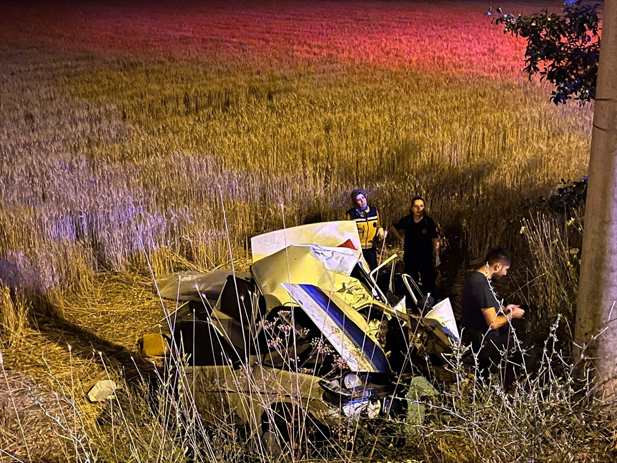 Elektrik Direğine Çarpan Araçta Sürücü Hayatını Kaybetti