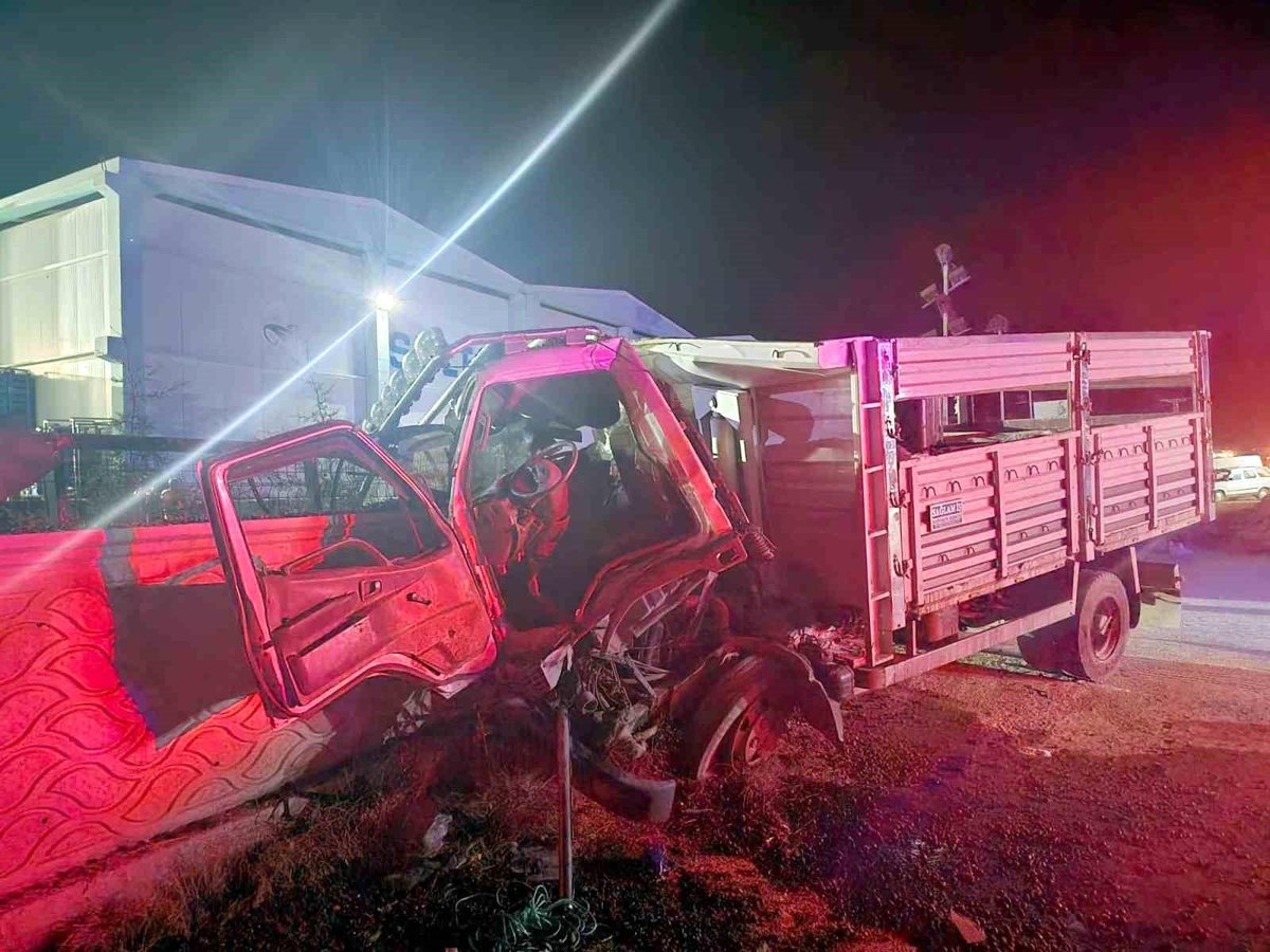 Kamyon önce traktöre sonra duvara çarptı: 1 ölü, 3 yaralı