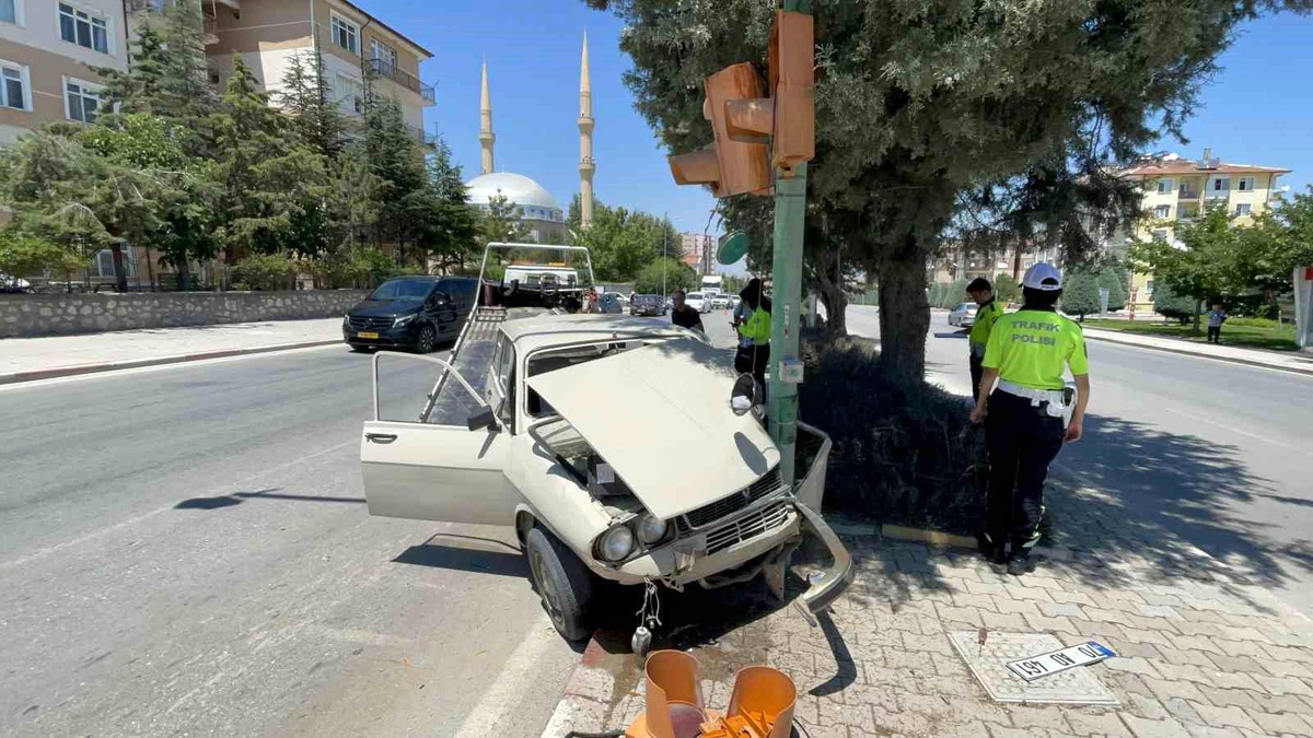 Karaman\'da Trafik Kazası: Sürücü Yaralı
