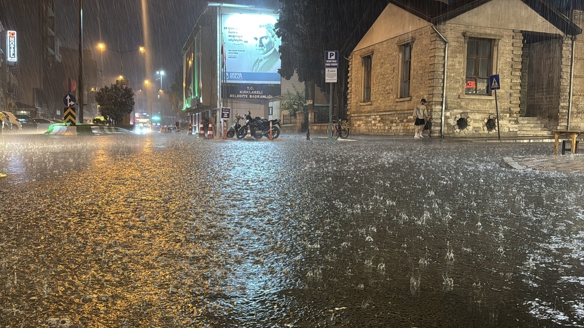 Kırklareli\'nde aniden bastıran sağanak hayatı durdurdu