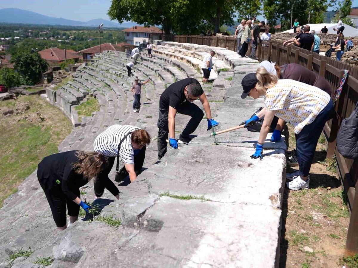 Konuralp Antik Tiyatro restorasyona hazırlanıyor