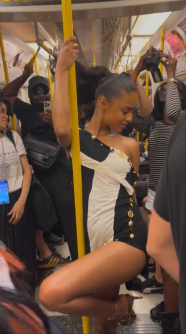 Metroda direk dansı şoku! Ünlü şarkıcıyı görenler inanamadı
