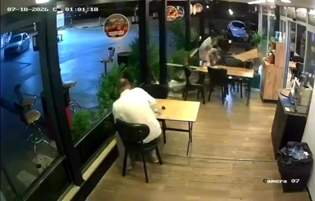 Motosiklet Lokantaya Daldı, Müşteri Yaralandı