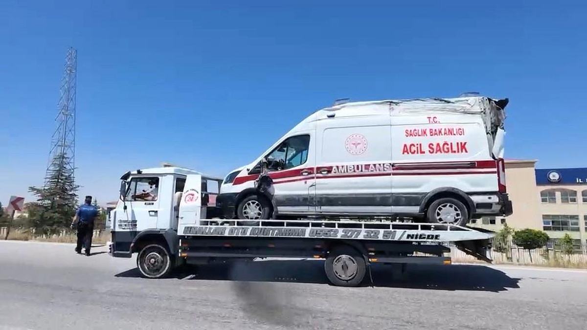 Niğde\'de Ambulans ile Otomobil Çarpıştı