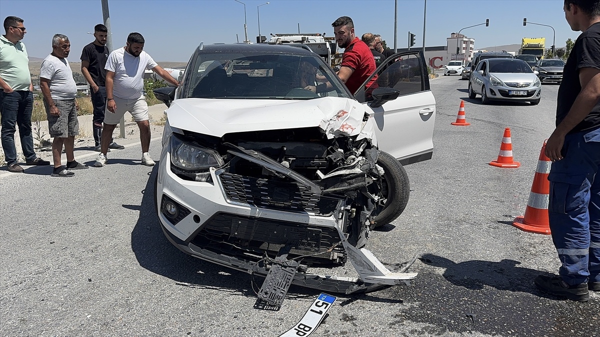 Niğde\'de Ambulans ve Otomobil Çarpıştı
