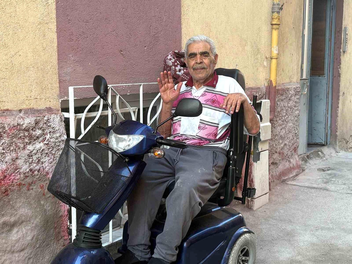 Babasının Sandalyesine Ateş Yaktı, Yeni Araç Hediye Edildi