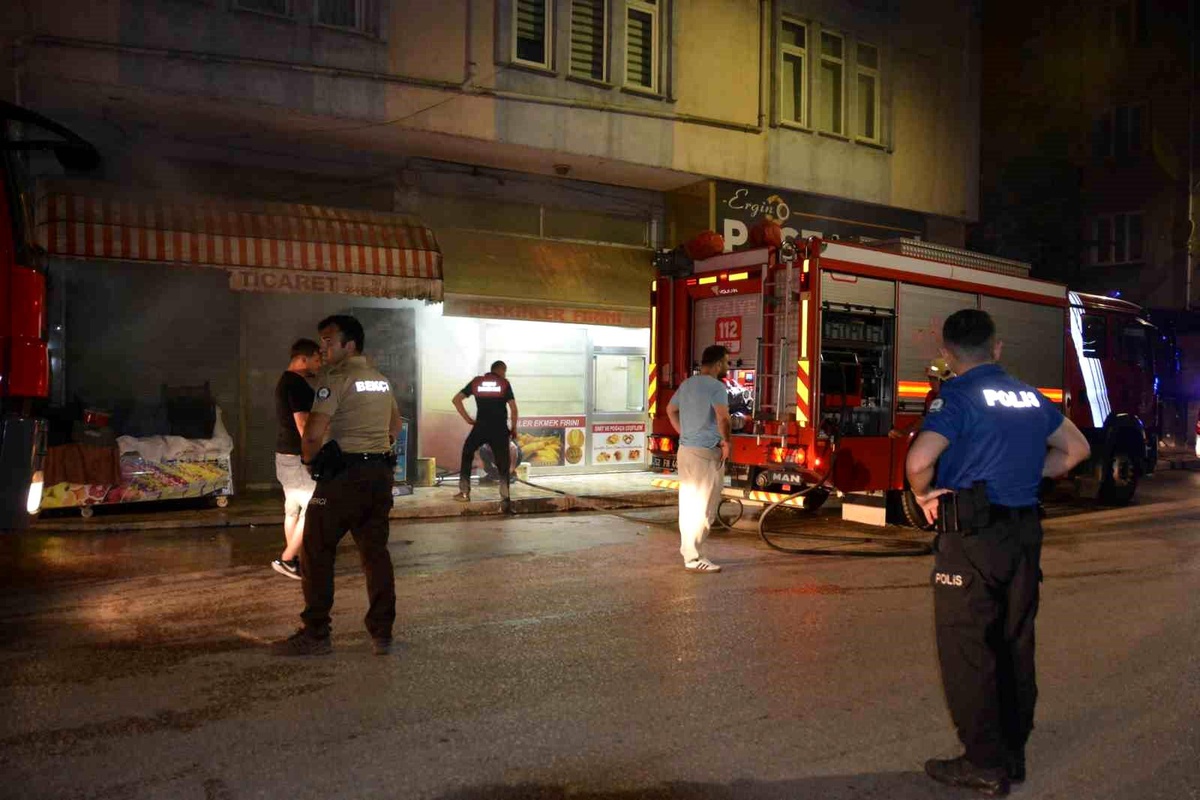 Ordu\'da yanan fındık kabuğu çuvalı iş yerini dumana boğdu