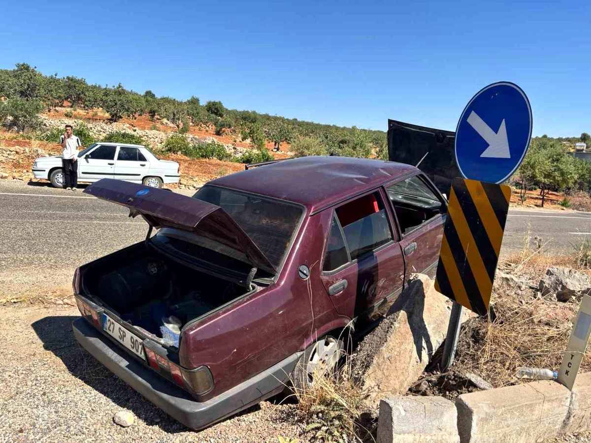 Besni\'de Trafik Kazası: 3 Yaralı