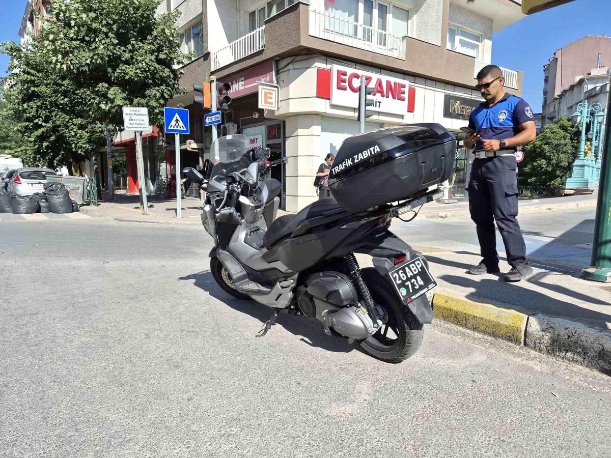 Eskişehir\'de trafik zabıtasına çarpışma
