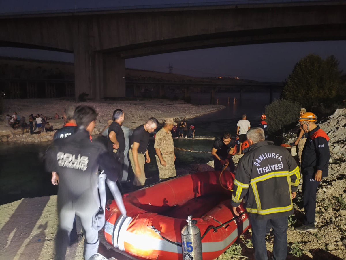 Fırat Nehri\'nde Mahsur Kalan 32 Kişi Kurtarıldı