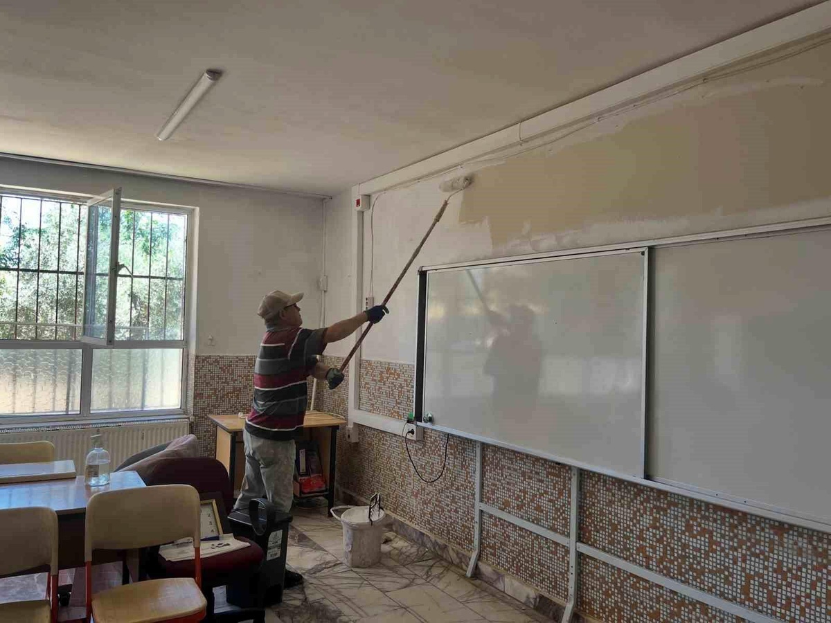 Salavatlı İlkokulu\'nda Boya Çalışmaları Başladı