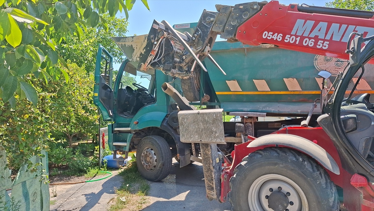Bafra\'da Kamyon ve İş Makinesi Çarpıştı