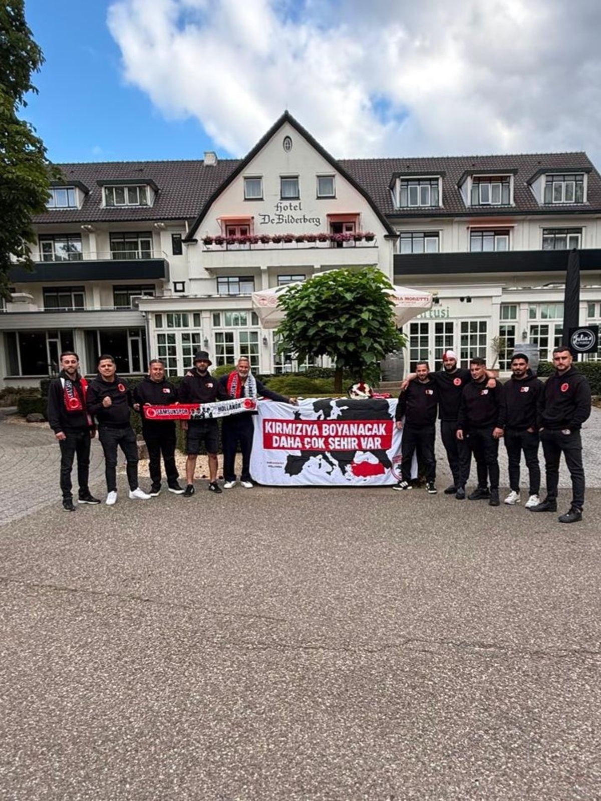 Samsunspor, Hollanda\'da Taraftarla Karşılandı