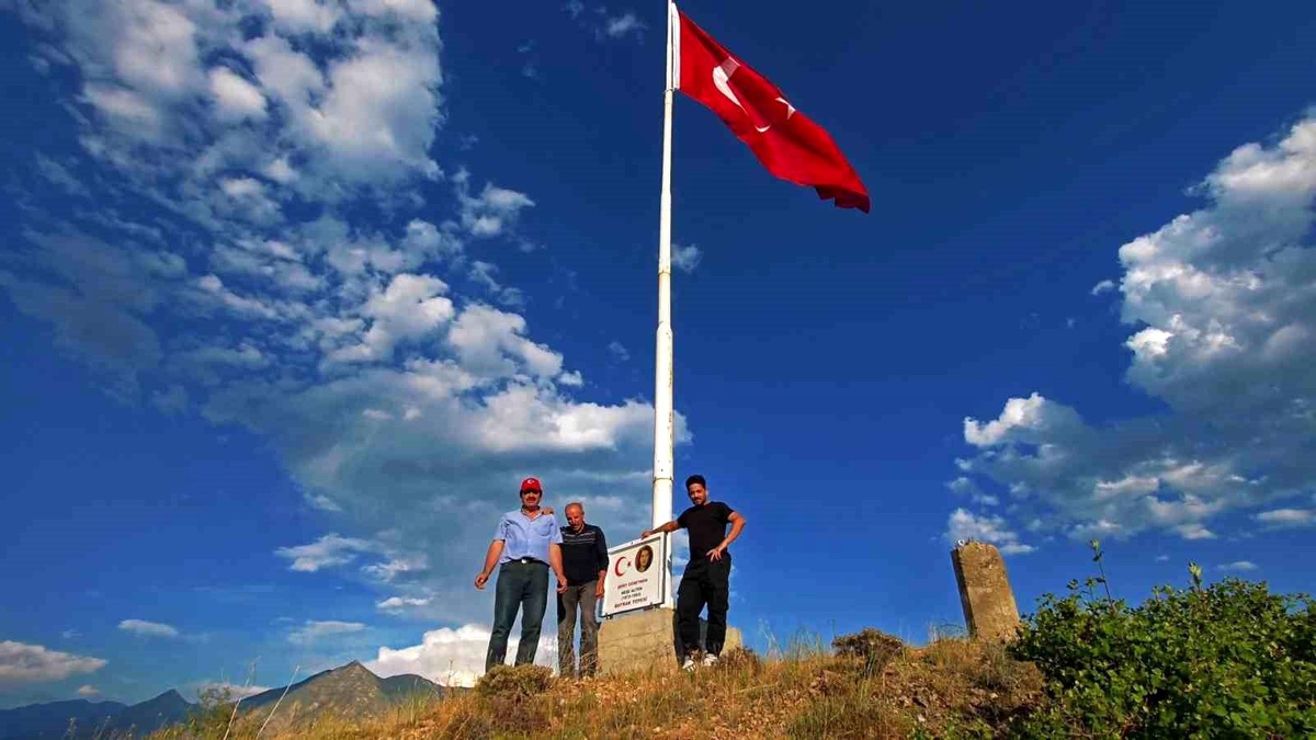 \'Bayrak Adam\'dan şehit öğretmene 16 metrelik vefa