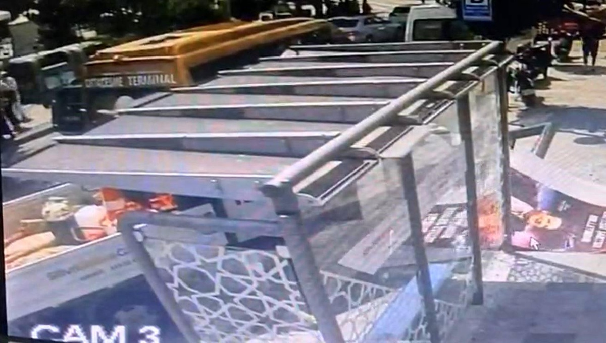 Silivri\'de kamyonet durağa daldı: 1 kadın yaralandı