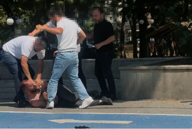 Tartıştıkları kişiyi aralarına alıp dövdüler: Saldırganlar yakalandı