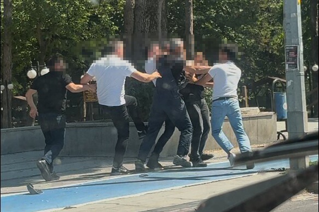 Tartıştıkları kişiyi aralarına alıp dövdüler: Saldırganlar yakalandı