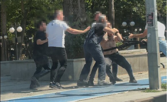 Tartıştıkları kişiyi aralarına alıp dövdüler: Saldırganlar yakalandı