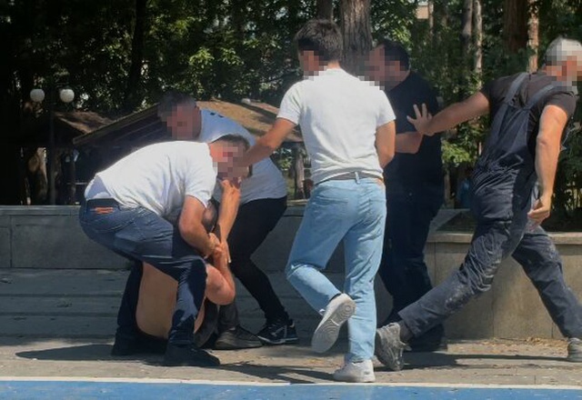 Tartıştıkları kişiyi aralarına alıp dövdüler: Saldırganlar yakalandı