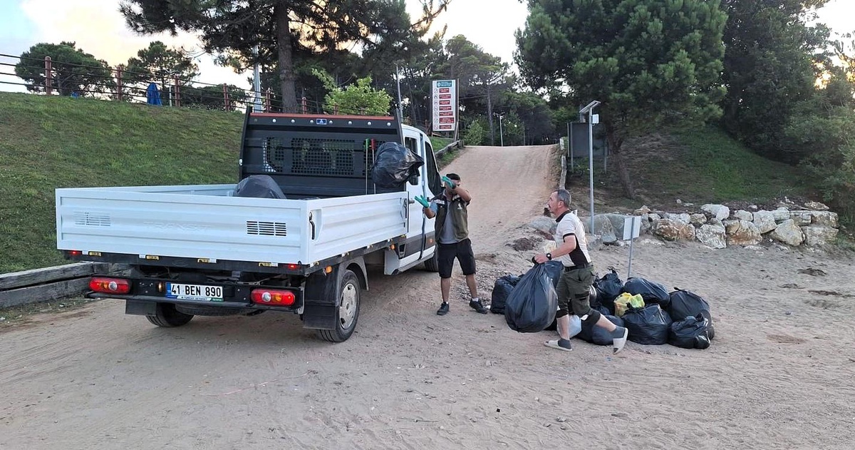 Tatilcilerin akınına uğrayan Kandıra\'da 387 ton atık toplandı