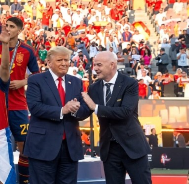 Trump yine yaptı yapacağını! Kupa törenine damga vuran anlar