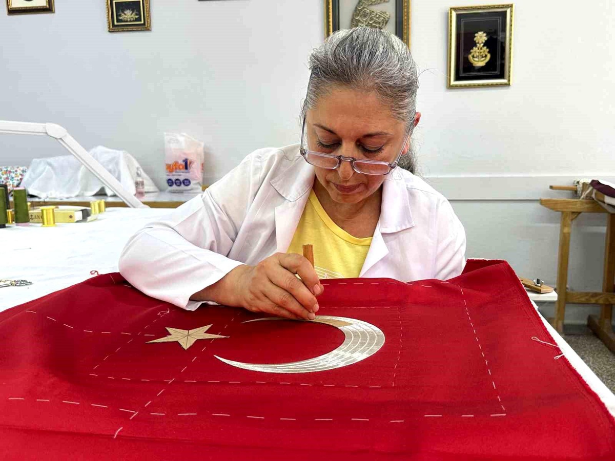 Eskişehir\'de Geleneksel El Sanatlarıyla Türk Bayrağı İşleniyor