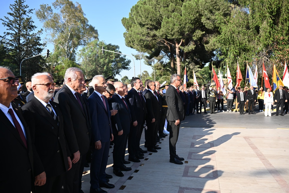 Bakan Uraloğlu, Kıbrıs Barış Harekatı\'nın 52. yılında Lefkoşa\'da törene katıldı