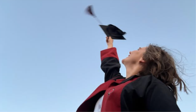 Ünlü oyuncu Alina Boz mezun oldu, diplomasını aldı