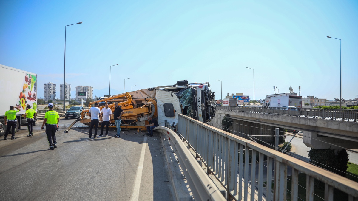 Antalya\'da Beton Pompa Kamyonu Kaza Yaptı