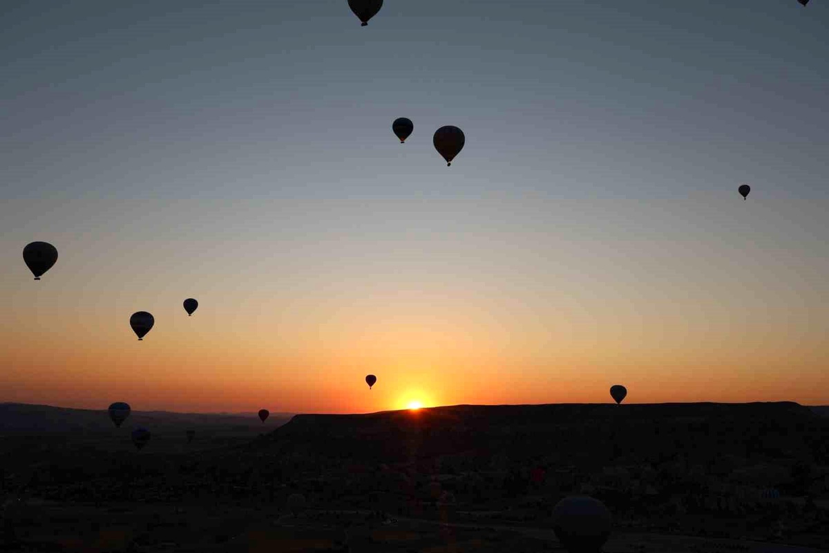 Kapadokya\'da Sıcak Hava Balonlarıyla Yoğun Turizm