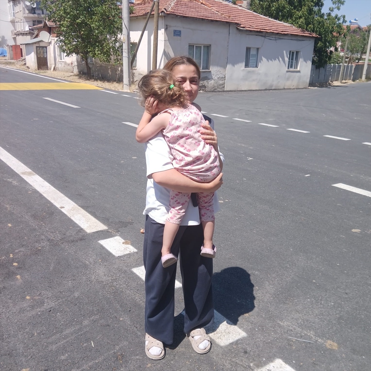 Kapıya Sıkışan Çocuk Kurtarıldı