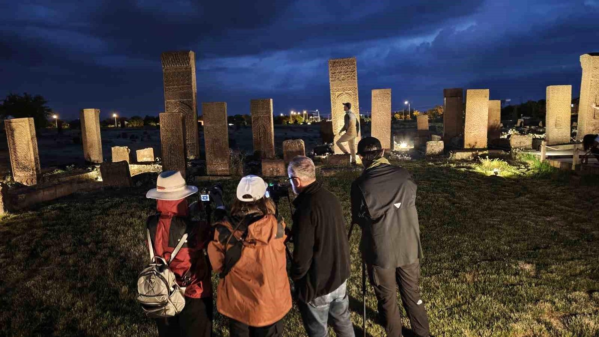 Ahlat Mezarlığı\'nda Gece Müzeciliği Deneyimi