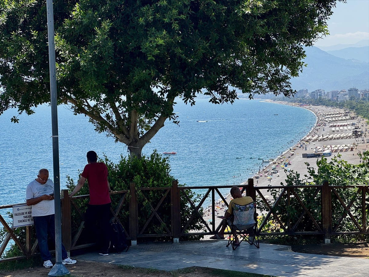 Antalya\'da Sıcak Hava Turistleri Bunalttı